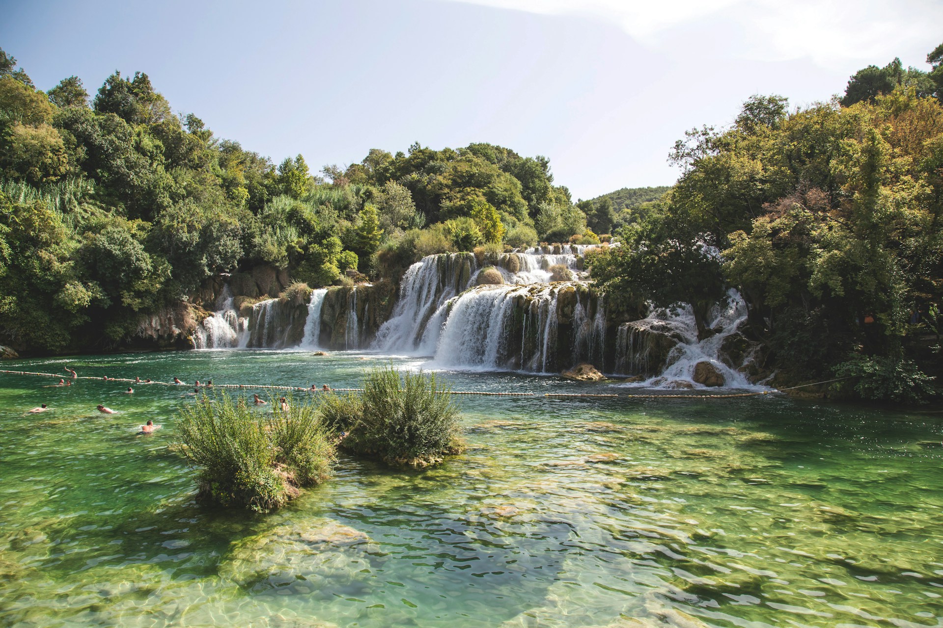Quedas de água em paisagem natural com vegetação luxuriante