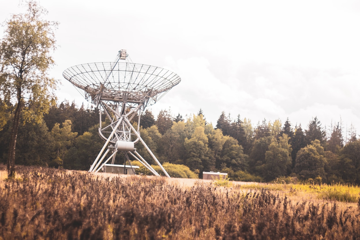 Antena parabólica em campo aberto